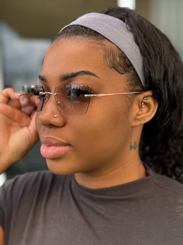 Model draagt de PTC Diamond Rose Gold Frameless